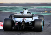 Mercedes W09 проходит быстрые повороты на полном газу