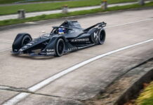Новая машина Формулы E впервые выехала на трассу