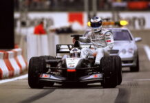 Лео Туррини вспоминает победы Шумахера в Барселоне… David Coulthard lifting Mika Hakkinen, 2001 Spanish Grand Prix