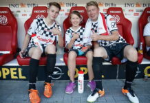 Хаккинен готовится к юбилею и проводам сына в армию Mika Hakkinen (R) with his kids Hugo Ronan Hakkinen (L) and Aina