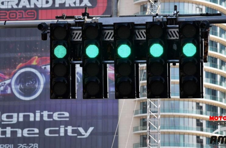 В Формуле 1 сократят дистанцию гонок до 290 километров Start lights, Baku City Circuit