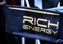 В Rich Energy удалили логотипы с машин Haas Rich Energy logo, Haas F1 Team