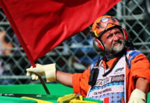 Гонка IndyCar в Торонто отменена Marshal with red flag