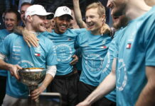 На базе Mercedes празднуют победу в Кубке конструкторов Valtteri Bottas, Lewis Hamilton