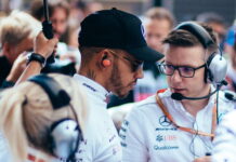 Хэмилтон обсуждает настройки машины с Боннингтоном Lewis Hamilton, Peter Bonnington