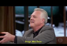 Льюис Хэмилтон играет на гитаре