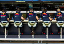 Стратеги Формулы 1 о своей работе The Red Bull Racing pit wall