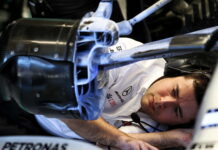 Mercedes пришлось переделать воздуховоды тормозов Mercedes AMG F1 engineer photographs the flow-vis paint on the front suspension and brake duct of the Mercedes AMG F1 W11