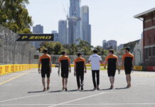 Все сотрудники McLaren вернулись из Австралии Carlos Sainz, McLaren, walks the circuit with colleagues