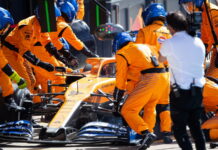 В McLaren довольны прогрессом на пит-стопах Carlos Sainz makes a pit stop