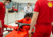 Карлос Сайнс приступил к работе на базе в Маранелло Carlos Sainz