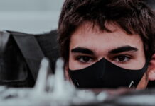 Лэнс Стролл и подгонка сиденья в Aston Martin Lance Stroll