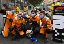 Закулисье McLaren в Монако Mclaren mechanics celebrate in parc ferme