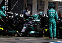 В Mercedes объяснили, почему Хэмилтон не поехал в боксы Lewis Hamilton