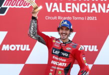 Баньяя выиграл прощальную гонку Росси Francesco Bagnaia