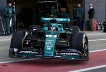 Aston Martin AMR22 на трассе в Сильверстоуне Lance Stroll