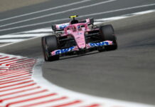 В Alpine представили машину в розовом цвете Esteban Ocon