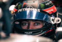 Джордж Расселл проходит подгонку сиденья George Russell