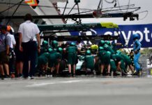 Гонщики Aston Martin стартуют с пит-лейн Sebastian Vettel