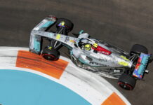 Льюис Хэмилтон снял украшения, но не все Lewis Hamilton