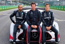 Официально: В Mercedes продлили контракты с Хэмилтоном и Расселлом Lewis Hamilton, Toto Wolff, George Russell