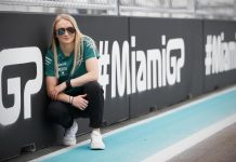 Джессика Хоукинс на симуляторе Aston Martin Jessica Hawkins