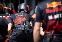 Сколько команды будут работать в аэродинамической трубе? Red Bull Racing mechanic