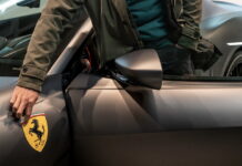 Карлос Сайнс получил ключи от своей Ferrari 812 Carlos Sainz