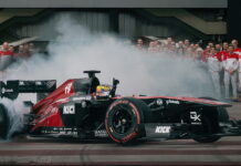 Машина Alfa Romeo F1 проехала по дорогам Италии Guanyu Zhou