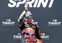 Биндер выиграл спринт в Хересе после аварии и пожара Brad Binder