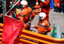 В FIA не допустят злоупотреблений в квалификации Marshals wave a red flag