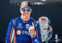 Финал сезона стал фестивалем аварий, а гонку выиграл Диксон Scott Dixon