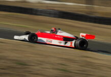 Алекс Росси за рулём McLaren M26 Джеймса Ханта Alexander Rossi