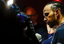 Хэмилтон объяснил инцидент с сиденьем в Бахрейне Lewis Hamilton