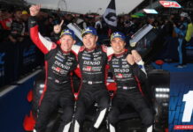 Toyota удержала за собой Porsche, чтобы выиграть в дождевом триллеере Mike Conway, Kamui Kobayashi, Nyck de Vries