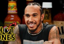 Льюис Хэмилтон пробует острые соусы