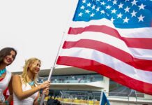 Слухи о проведении гонки в Чикаго не подтвердились Grid Girls with the US flag