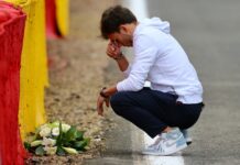 В Alpine посвятили фильм памяти Антуана Юбера Pierre Gasly, lays flowers in memory of Anthoine Hubert