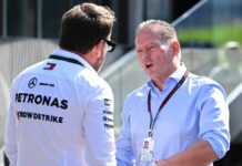 Йос и Тото пожали друг другу руки Jos Verstappen, ex racing driver and father of Max Verstappen, Red Bull Racing, speaks to a team member from Mercedes-AMG F1 Team