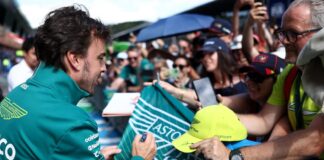 В Aston Martin надеются, что Алонсо останется в команде Fernando Alonso
