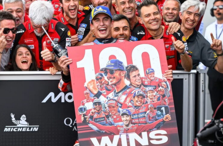 Маркес завоевал сотую победу для Ducati после борьбы с Акостой Marc Marquez